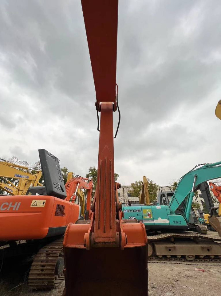 Hitachi ZX 240-3 - Lánctalpas kotró: 3 kép. Hitachi ZX 240-3 - Lánctalpas kotró: 3 kép.