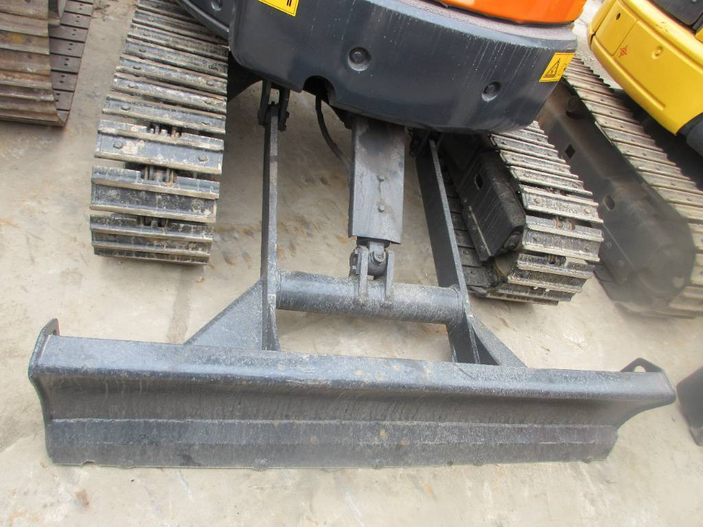 Minikotró Hitachi ZX 30 U: 11 kép.