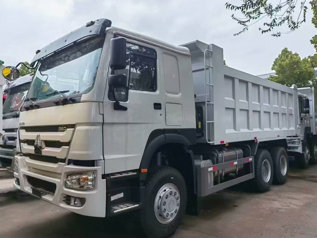 Howo 371 - Billenőplatós teherautó: 4 kép. Howo 371 - Billenőplatós teherautó: 4 kép.