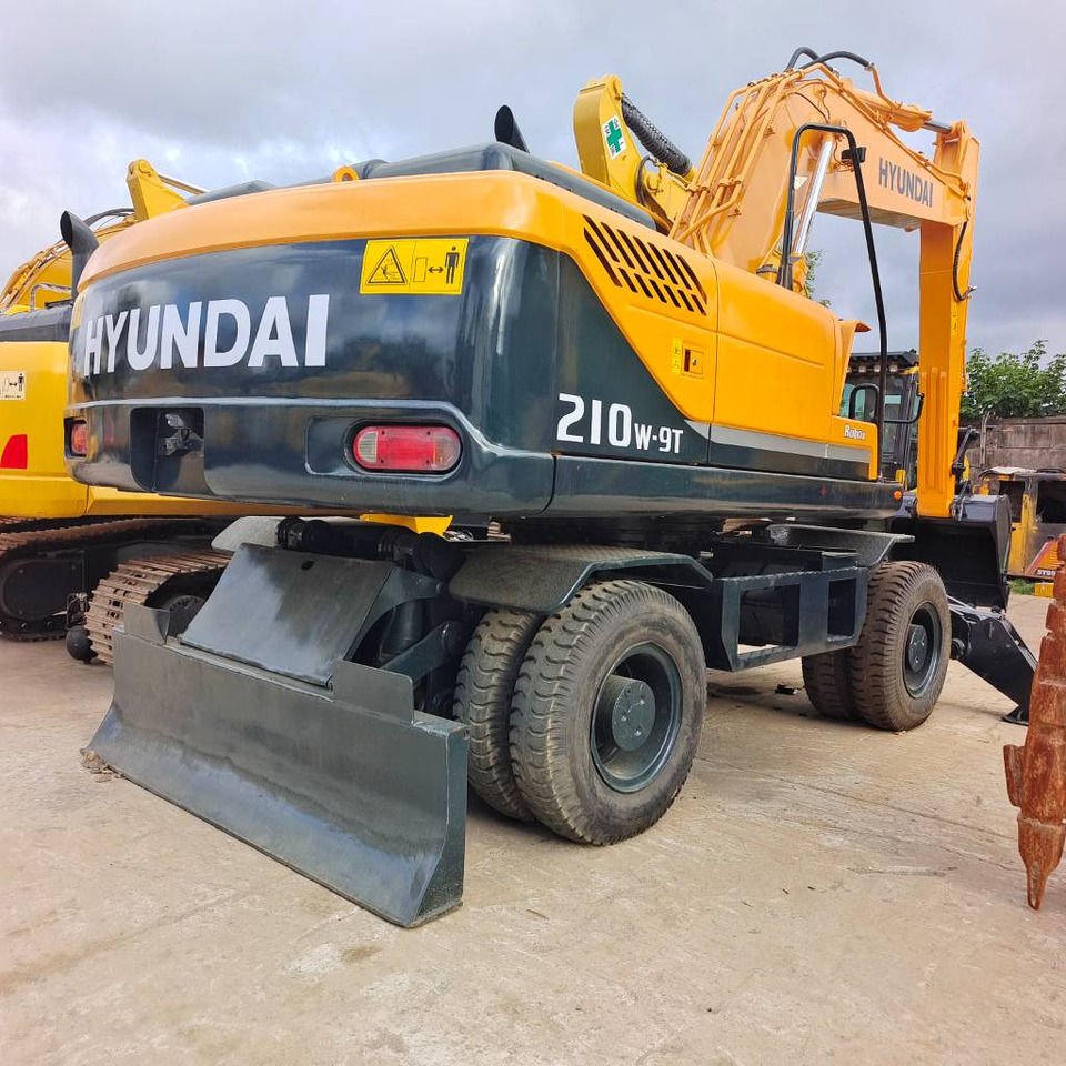 Hyundai 210W-9 - Gumikerekes kotró: 4 kép. Hyundai 210W-9 - Gumikerekes kotró: 4 kép.