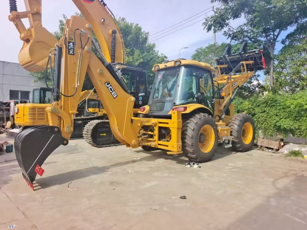 JCB 4 CX - Kotrórakodó: 2 kép. JCB 4 CX - Kotrórakodó: 2 kép.