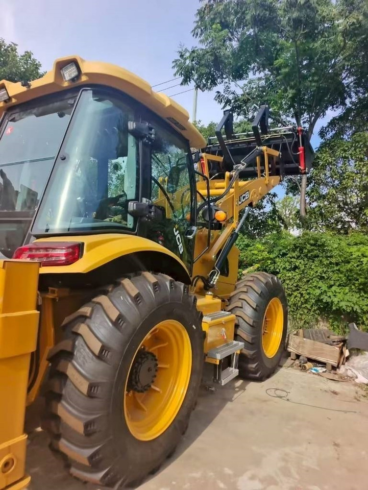 JCB 4 CX - Lánctalpas kotró: 4 kép. JCB 4 CX - Lánctalpas kotró: 4 kép.