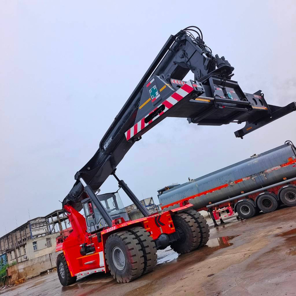 Kalmar DRF 450 - Konténerrakodó: 3 kép. Kalmar DRF 450 - Konténerrakodó: 3 kép.