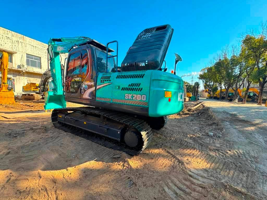 Kobelco SK 200-8 - Lánctalpas kotró: 4 kép. Kobelco SK 200-8 - Lánctalpas kotró: 4 kép.