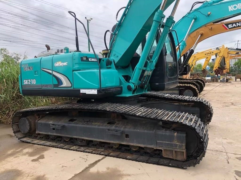 Kobelco SK 210 - Lánctalpas kotró: 3 kép. Kobelco SK 210 - Lánctalpas kotró: 3 kép.