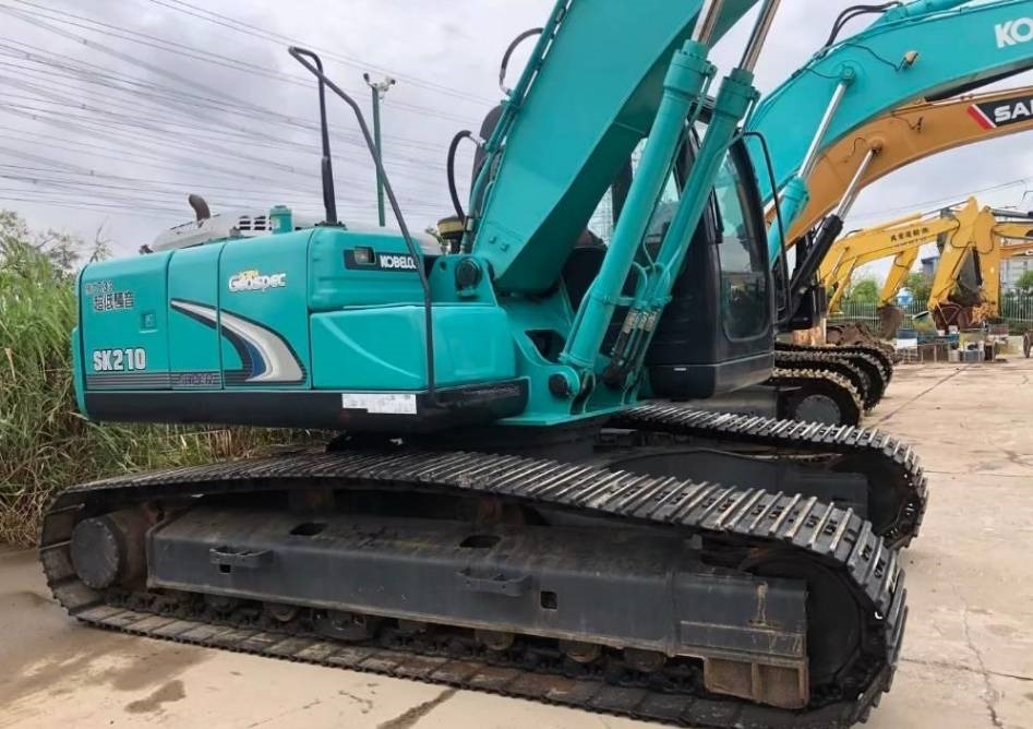Kobelco SK 210 - Lánctalpas kotró: 4 kép. Kobelco SK 210 - Lánctalpas kotró: 4 kép.