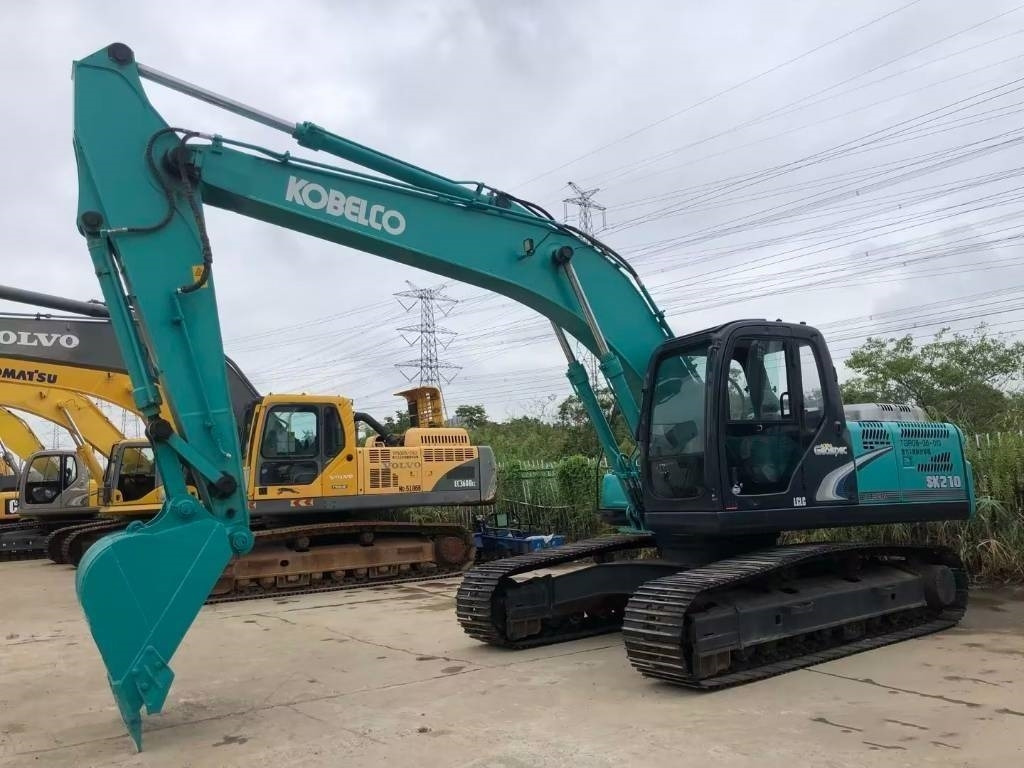 Kobelco SK 210 - Lánctalpas kotró: 2 kép. Kobelco SK 210 - Lánctalpas kotró: 2 kép.