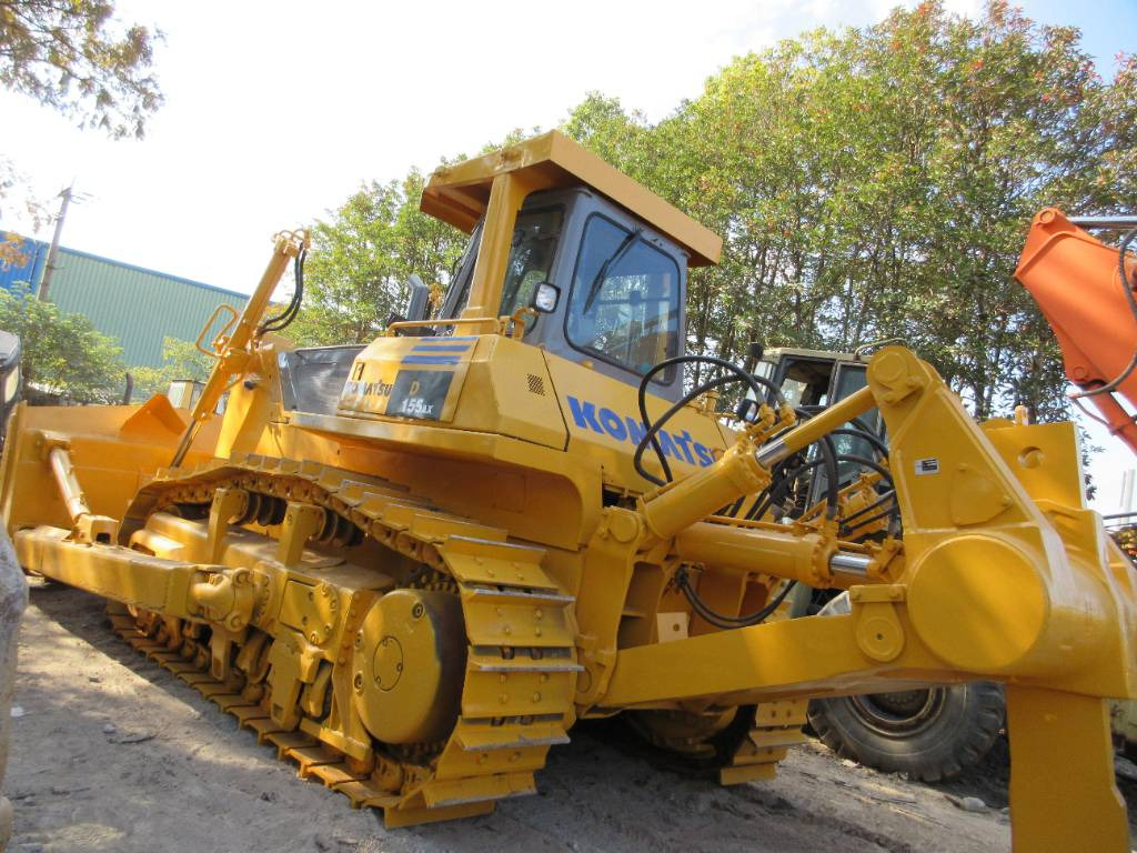 Komatsu D 155A - Buldózer: 2 kép. Komatsu D 155A - Buldózer: 2 kép.