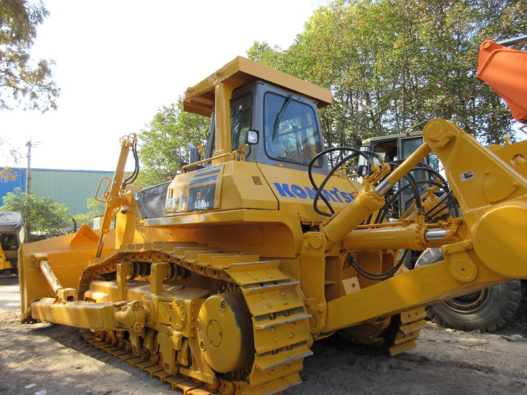 Komatsu D 155A - Buldózer: 3 kép. Komatsu D 155A - Buldózer: 3 kép.