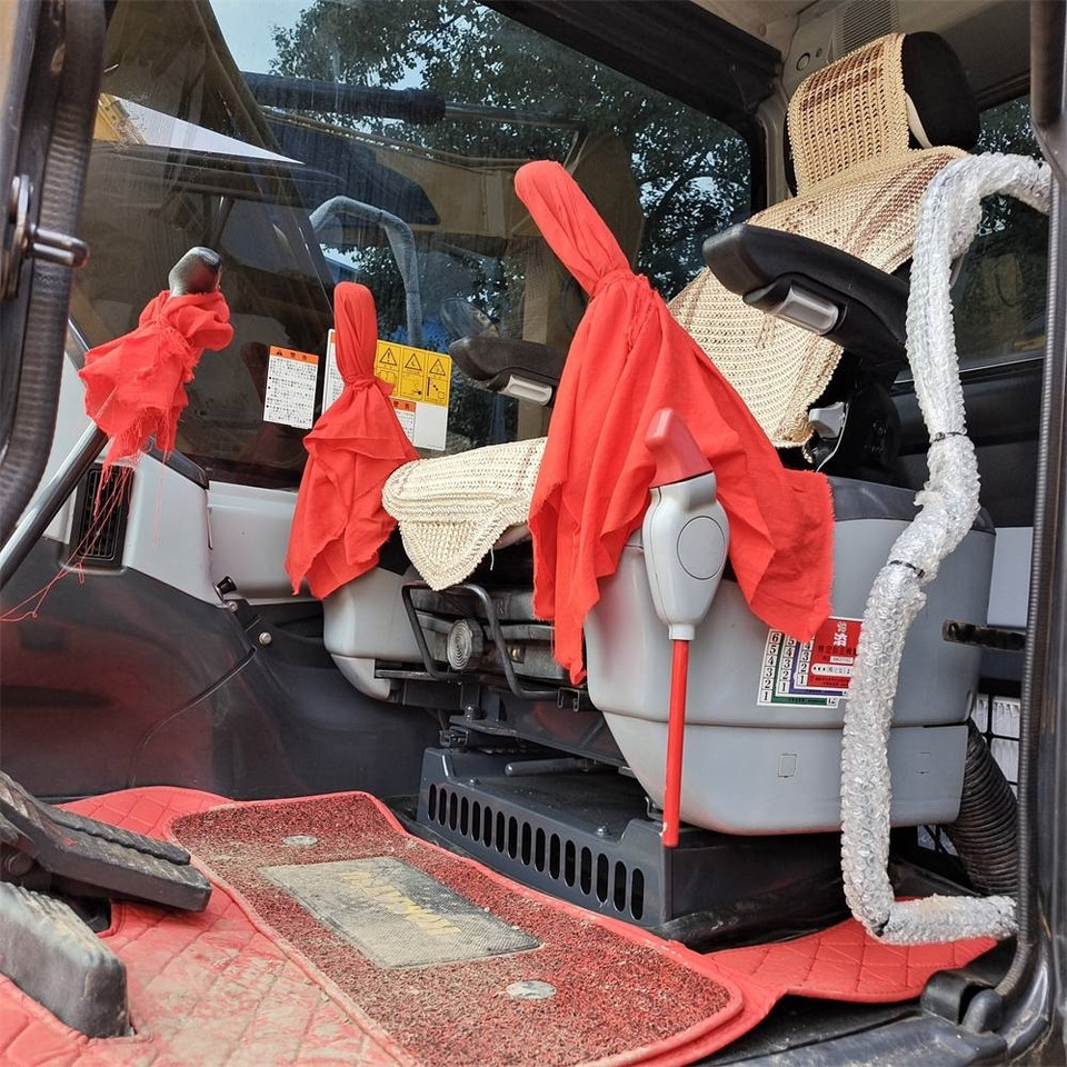 Lánctalpas kotró Komatsu PC 130: 8 kép.