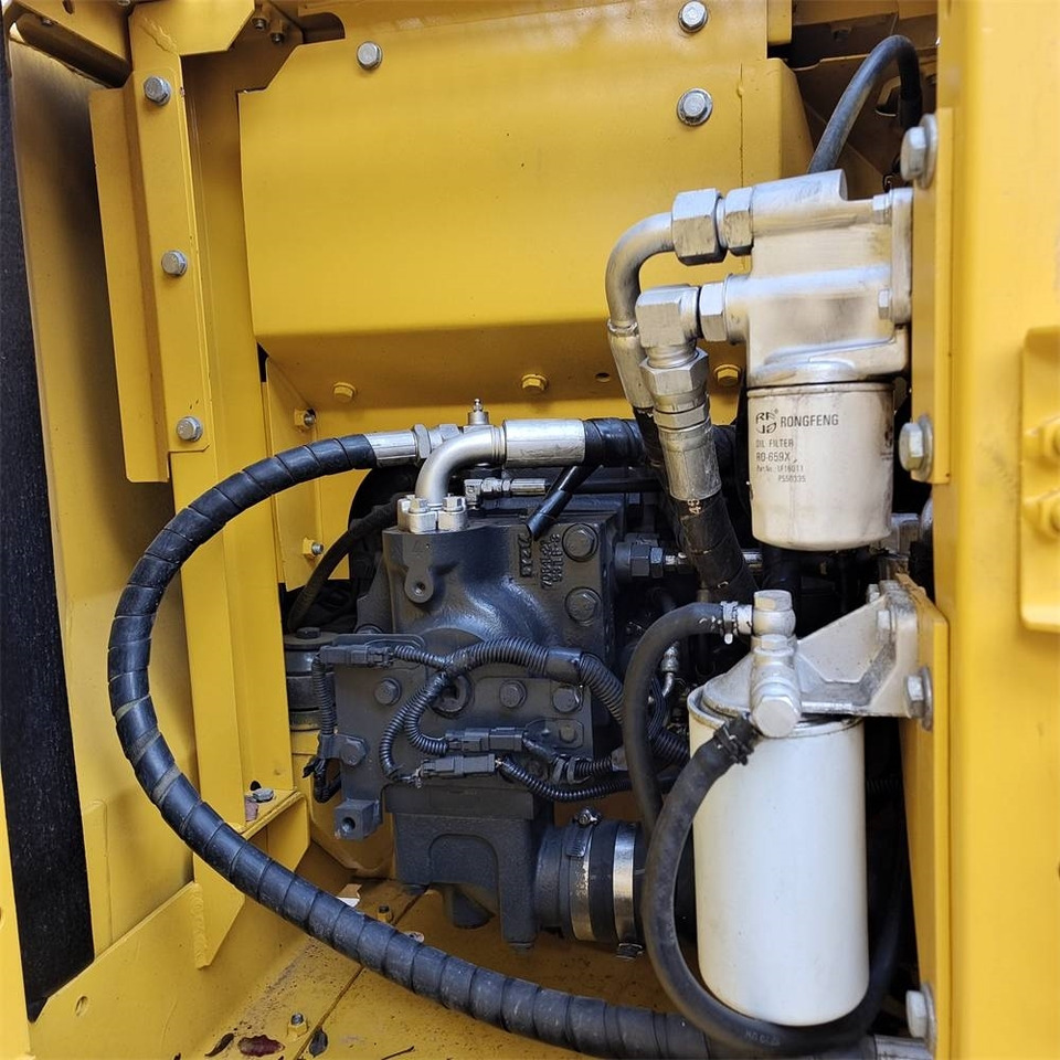 Komatsu PC 130 - Lánctalpas kotró: 3 kép. Komatsu PC 130 - Lánctalpas kotró: 3 kép.