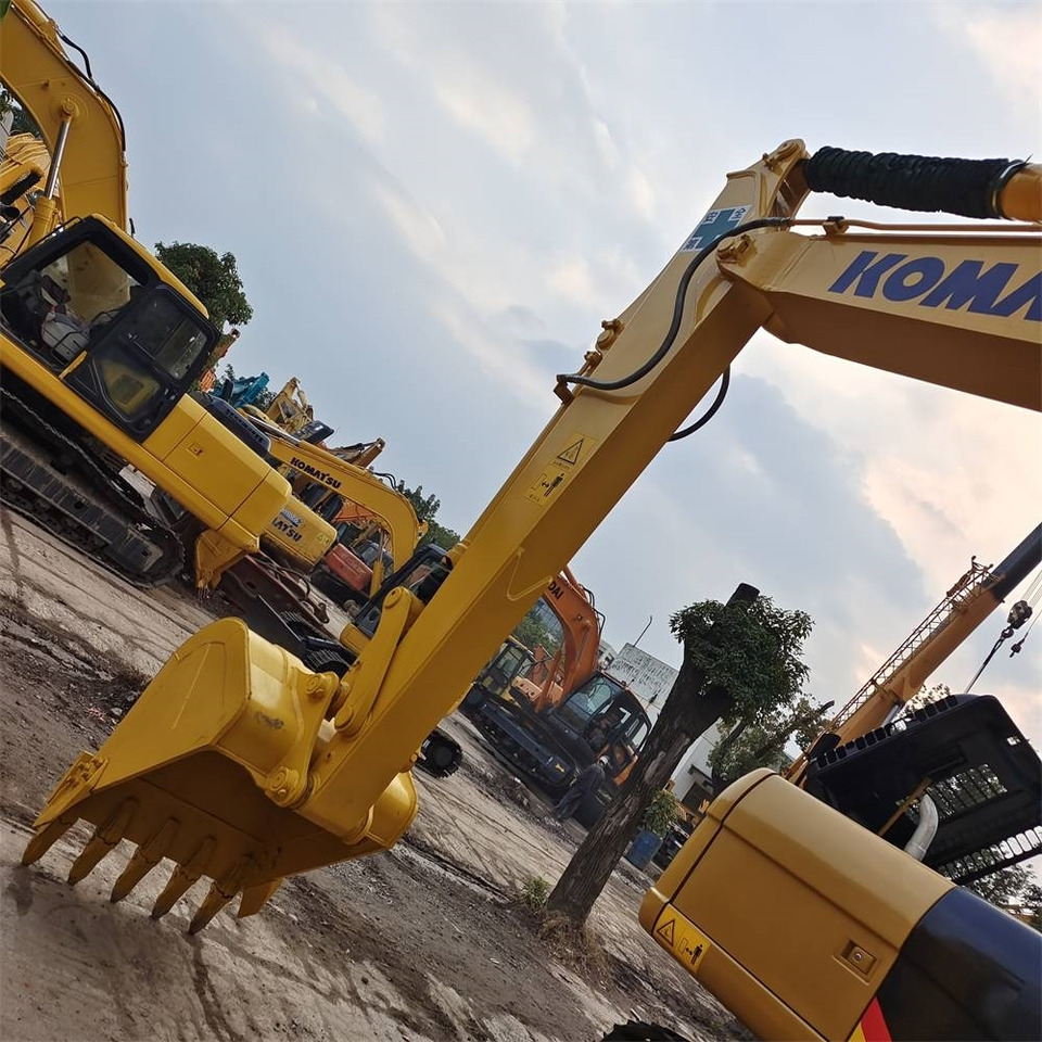 Lánctalpas kotró Komatsu PC 130: 10 kép.