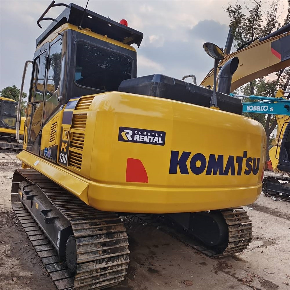 Komatsu PC 130 - Lánctalpas kotró: 5 kép. Komatsu PC 130 - Lánctalpas kotró: 5 kép.