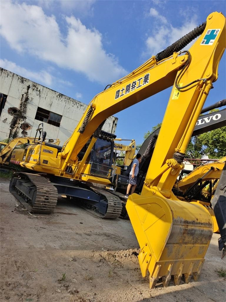 Komatsu PC-200-8 - Lánctalpas kotró: 4 kép. Komatsu PC-200-8 - Lánctalpas kotró: 4 kép.