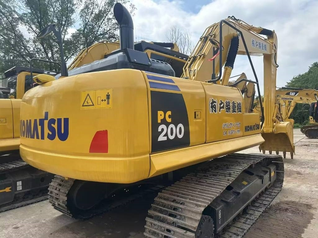 Komatsu PC 200 8N - Lánctalpas kotró: 2 kép. Komatsu PC 200 8N - Lánctalpas kotró: 2 kép.
