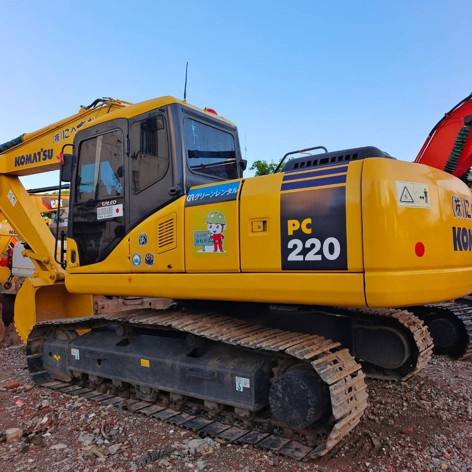 Komatsu PC 200 - Lánctalpas kotró: 4 kép. Komatsu PC 200 - Lánctalpas kotró: 4 kép.