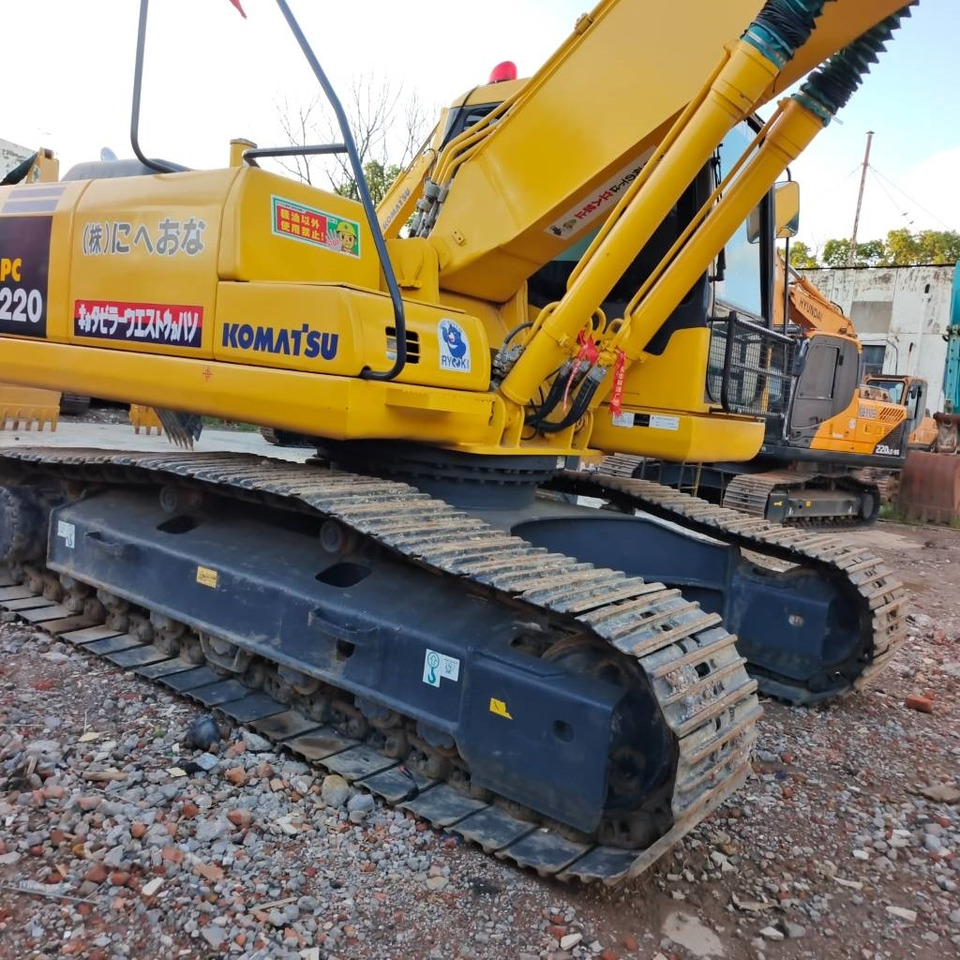 Komatsu PC 200 - Lánctalpas kotró: 3 kép. Komatsu PC 200 - Lánctalpas kotró: 3 kép.
