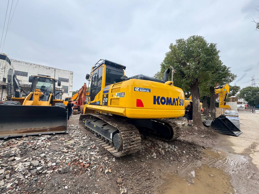 Komatsu PC 210 LC-8 - Lánctalpas kotró: 5 kép. Komatsu PC 210 LC-8 - Lánctalpas kotró: 5 kép.