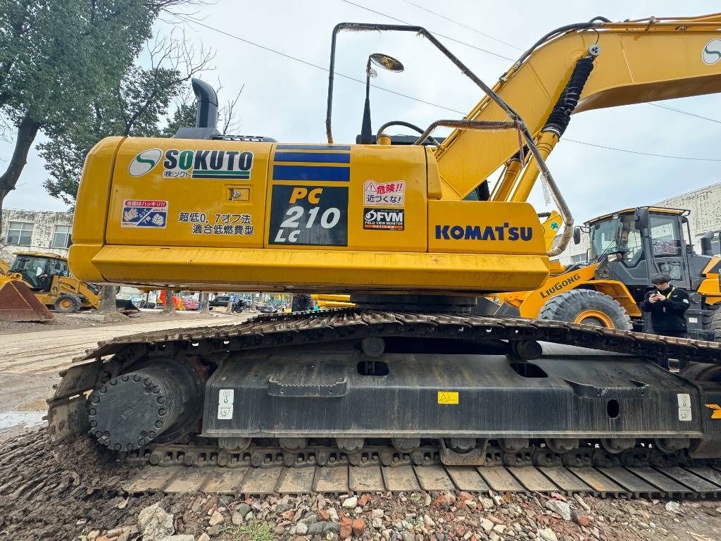 Komatsu PC 210 LC-8 - Lánctalpas kotró: 2 kép. Komatsu PC 210 LC-8 - Lánctalpas kotró: 2 kép.