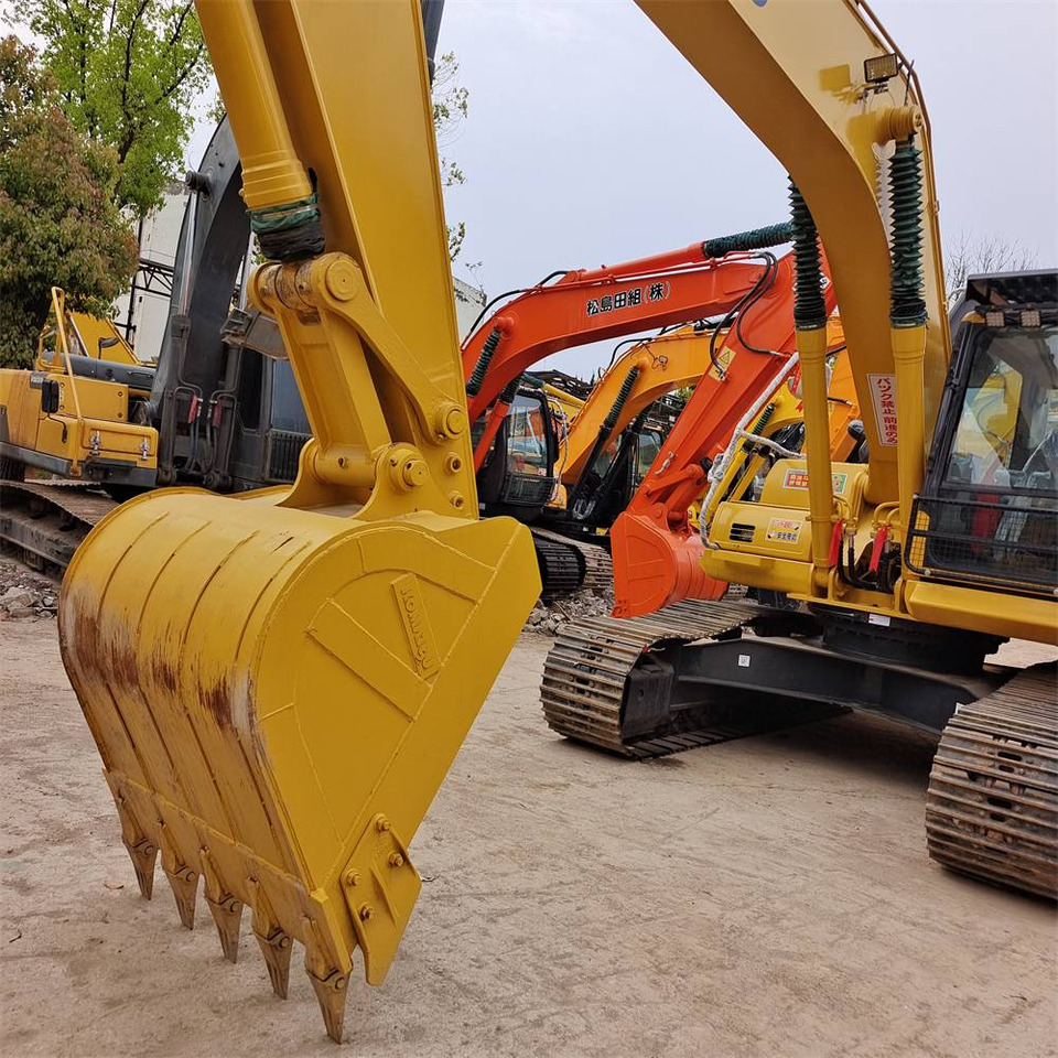 Komatsu PC 220-8 - Lánctalpas kotró: 5 kép. Komatsu PC 220-8 - Lánctalpas kotró: 5 kép.