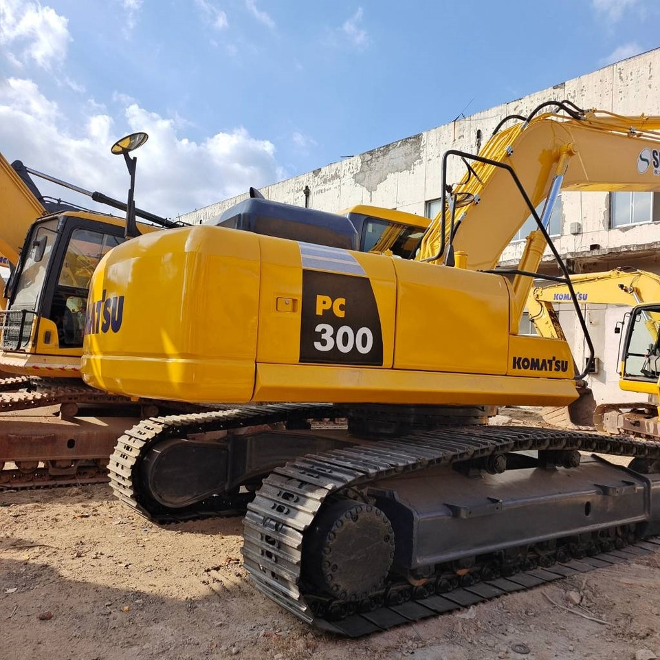 Komatsu PC 300 - Lánctalpas kotró: 2 kép. Komatsu PC 300 - Lánctalpas kotró: 2 kép.