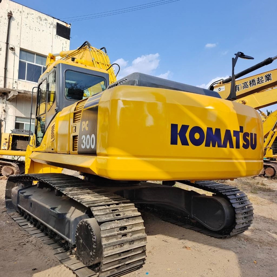 Komatsu PC 300 - Lánctalpas kotró: 5 kép. Komatsu PC 300 - Lánctalpas kotró: 5 kép.