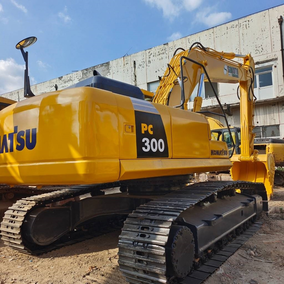 Komatsu PC 300 - Lánctalpas kotró: 2 kép. Komatsu PC 300 - Lánctalpas kotró: 2 kép.