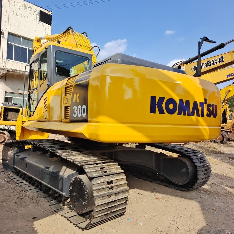 Komatsu PC 300 - Lánctalpas kotró: 5 kép. Komatsu PC 300 - Lánctalpas kotró: 5 kép.