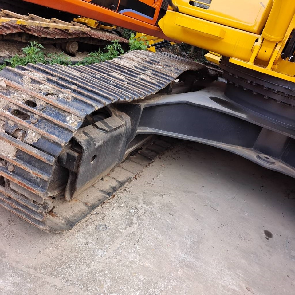 Komatsu PC 300 - Lánctalpas kotró: 4 kép. Komatsu PC 300 - Lánctalpas kotró: 4 kép.