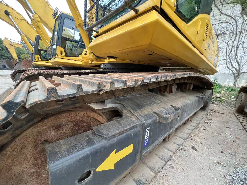 Komatsu PC 360-7 - Lánctalpas kotró: 4 kép. Komatsu PC 360-7 - Lánctalpas kotró: 4 kép.
