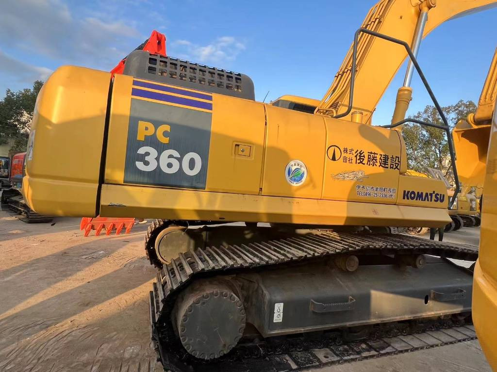 Komatsu PC 360-7 - Lánctalpas kotró: 2 kép. Komatsu PC 360-7 - Lánctalpas kotró: 2 kép.