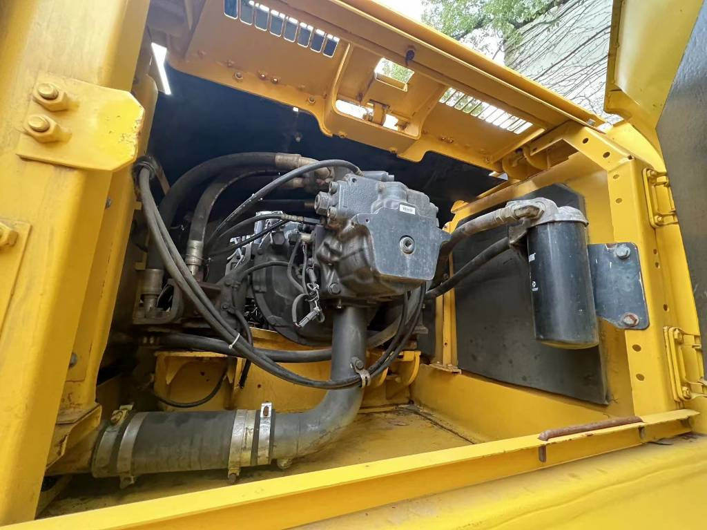 Komatsu PC 360-7 - Lánctalpas kotró: 3 kép. Komatsu PC 360-7 - Lánctalpas kotró: 3 kép.