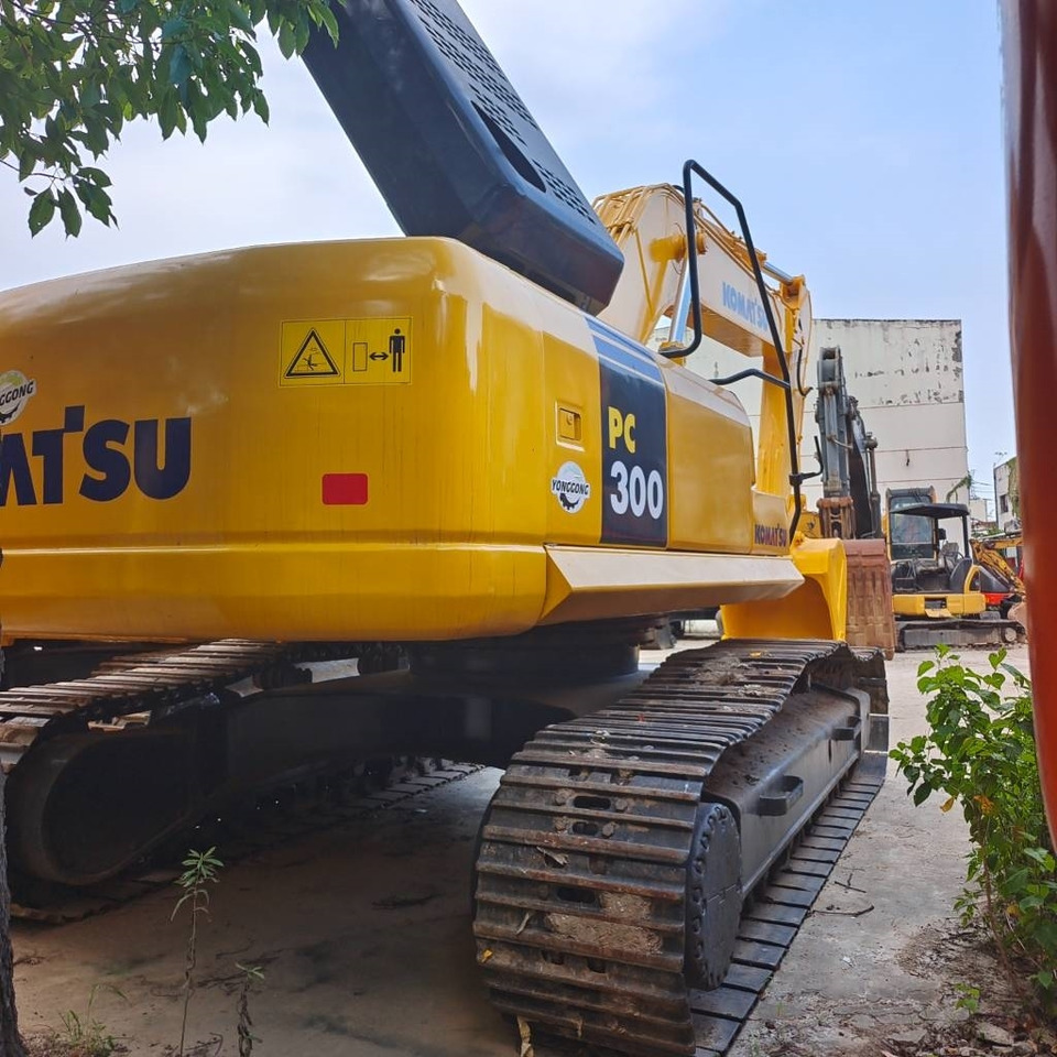 Komatsu PC300 - Lánctalpas kotró: 4 kép. Komatsu PC300 - Lánctalpas kotró: 4 kép.