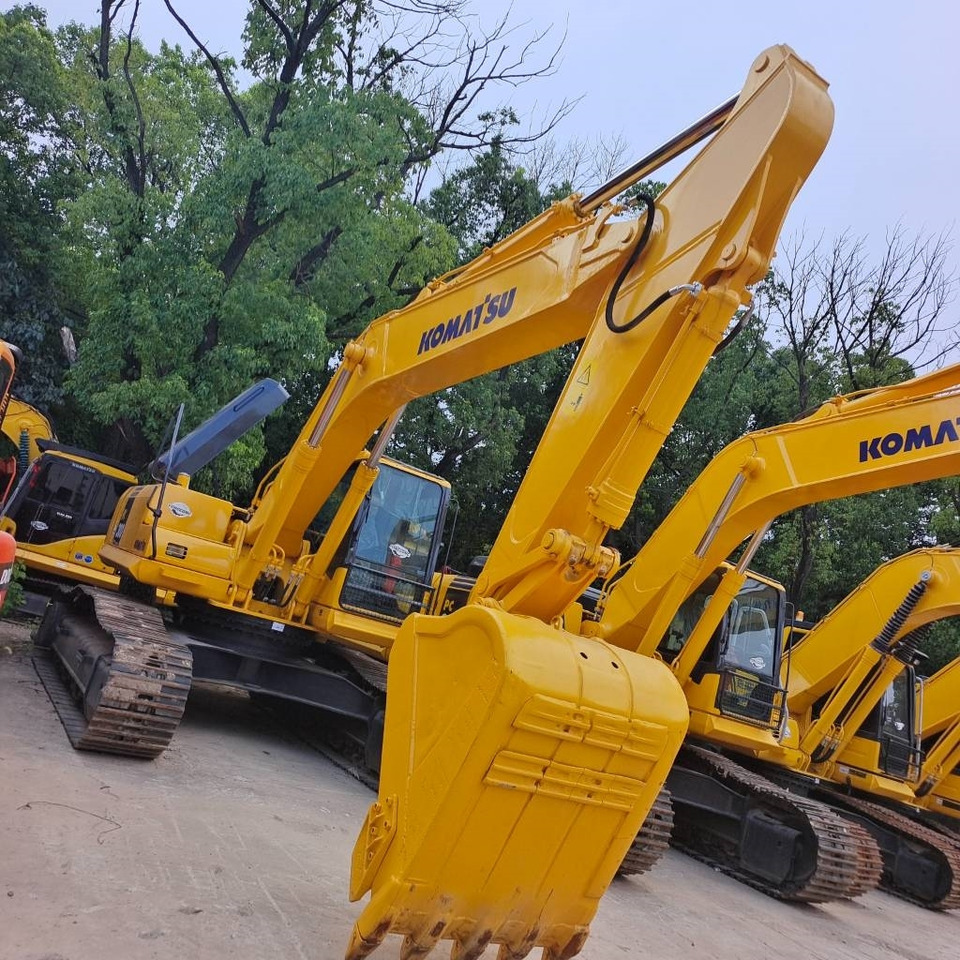 Komatsu PC300 - Lánctalpas kotró: 2 kép. Komatsu PC300 - Lánctalpas kotró: 2 kép.