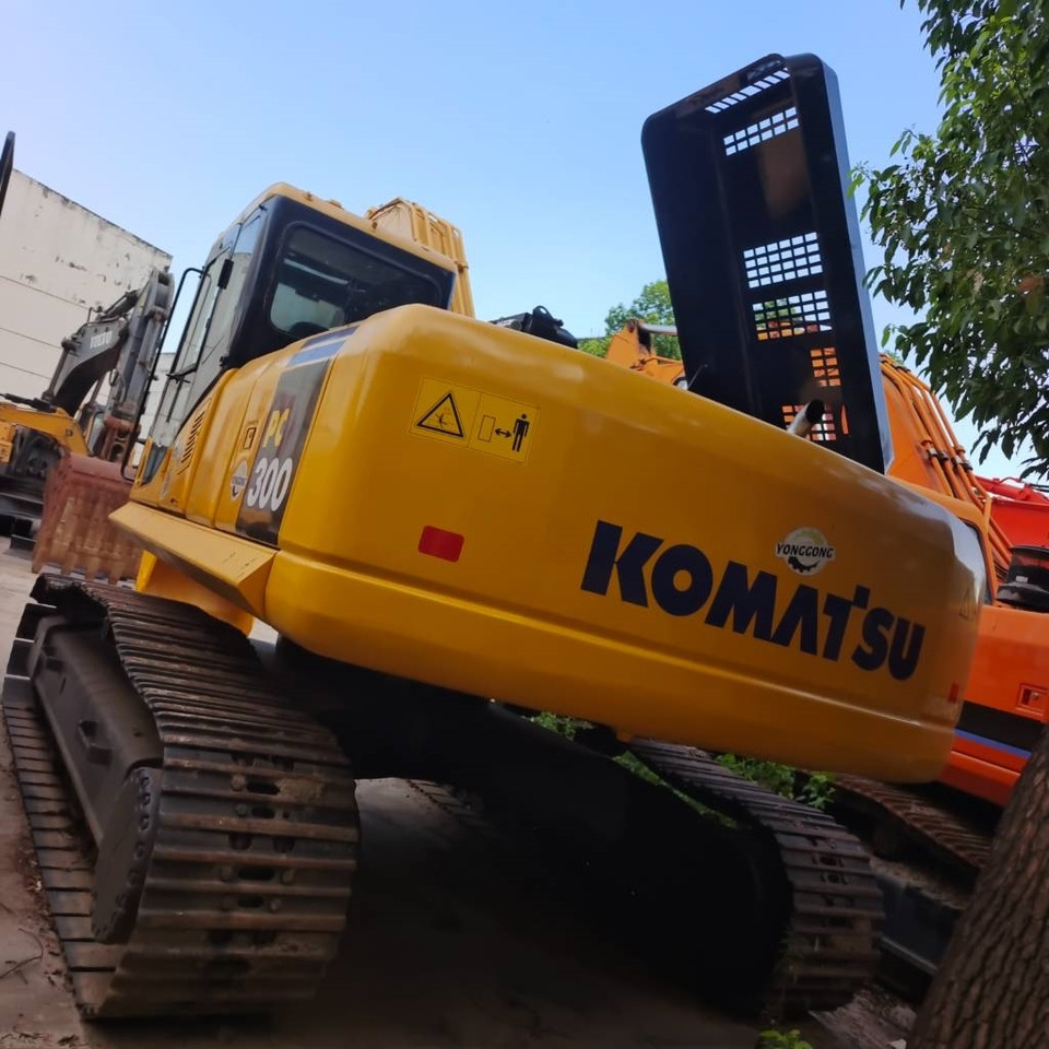 Komatsu PC300 - Lánctalpas kotró: 5 kép. Komatsu PC300 - Lánctalpas kotró: 5 kép.