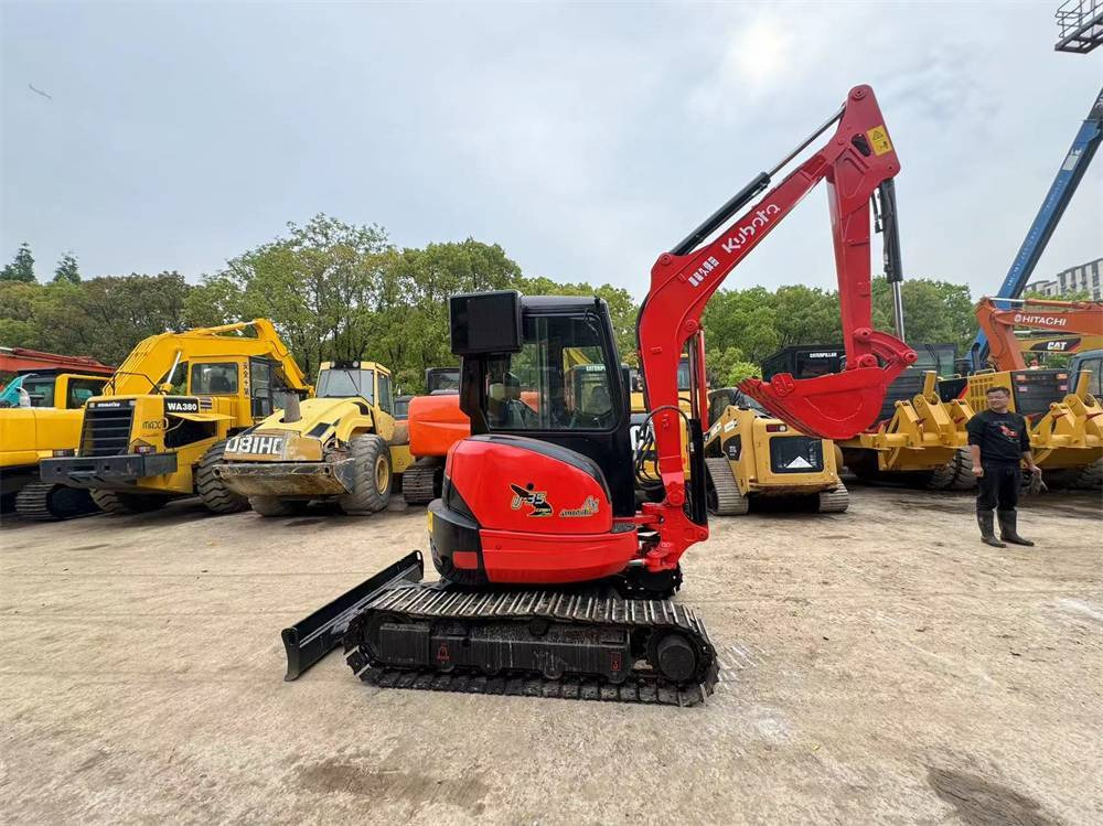 Kubota U 35-3 - Minikotró: 4 kép. Kubota U 35-3 - Minikotró: 4 kép.