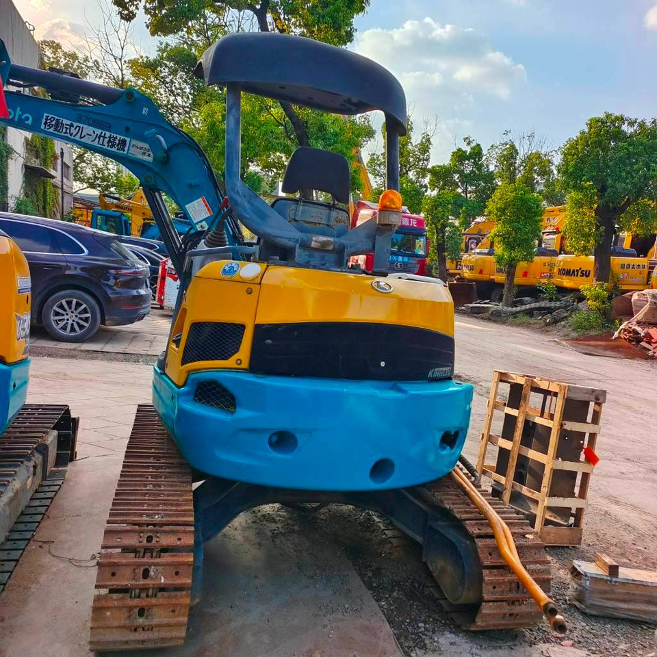 Kubota U30 - Minikotró: 2 kép. Kubota U30 - Minikotró: 2 kép.