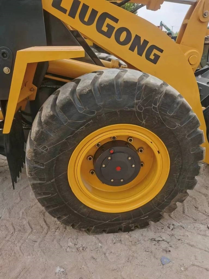 LiuGong 835 H - Gumikerekes homlokrakodó: 4 kép. LiuGong 835 H - Gumikerekes homlokrakodó: 4 kép.