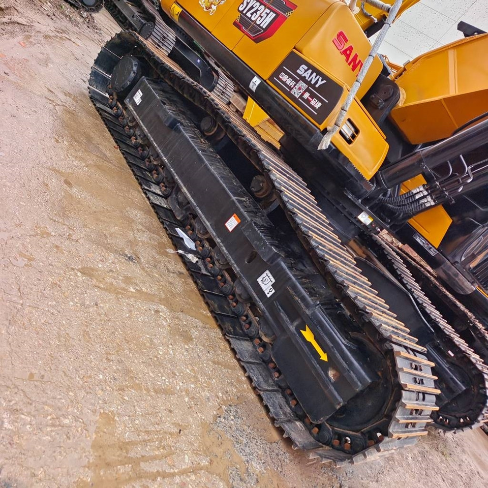 Sany SY 235 H - Lánctalpas kotró: 5 kép. Sany SY 235 H - Lánctalpas kotró: 5 kép.
