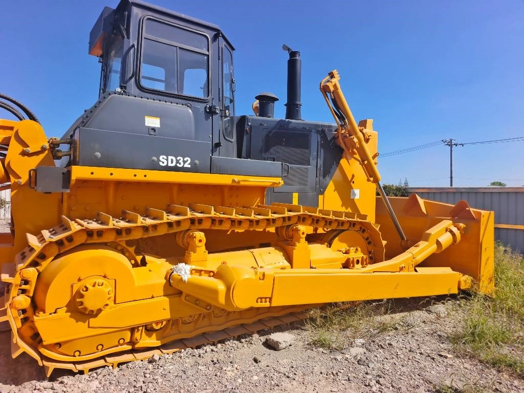 Shantui SD 32 - Buldózer: 3 kép. Shantui SD 32 - Buldózer: 3 kép.