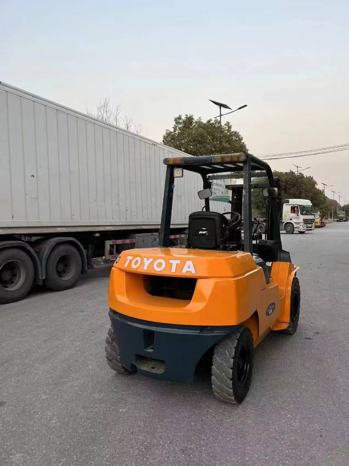 Toyota FD 50 - Dízel targonca: 3 kép. Toyota FD 50 - Dízel targonca: 3 kép.