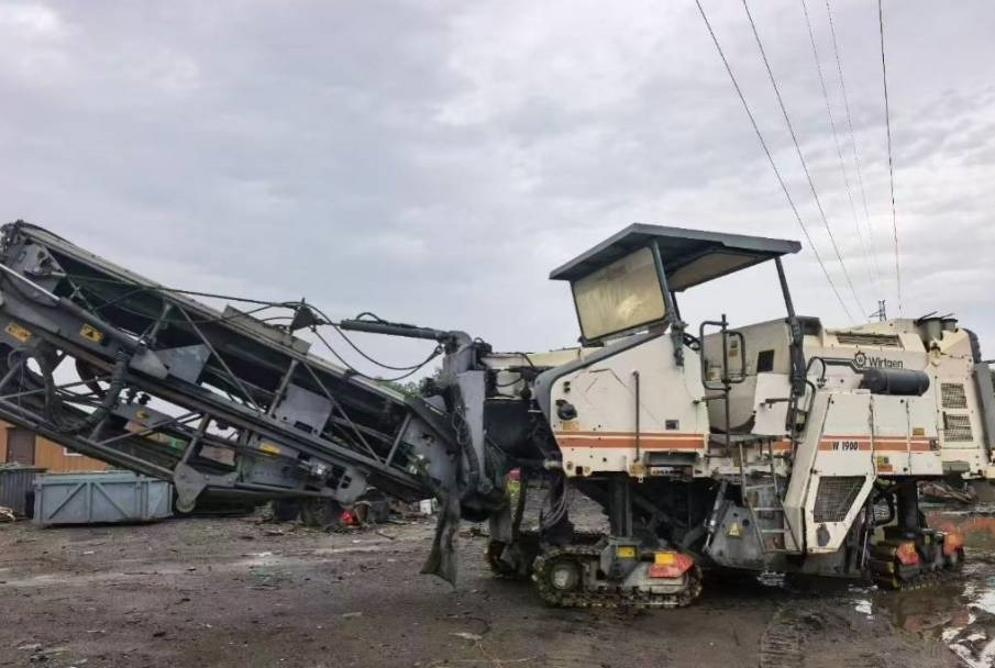 Wirtgen 1900DC - Aszfaltmaró: 2 kép. Wirtgen 1900DC - Aszfaltmaró: 2 kép.