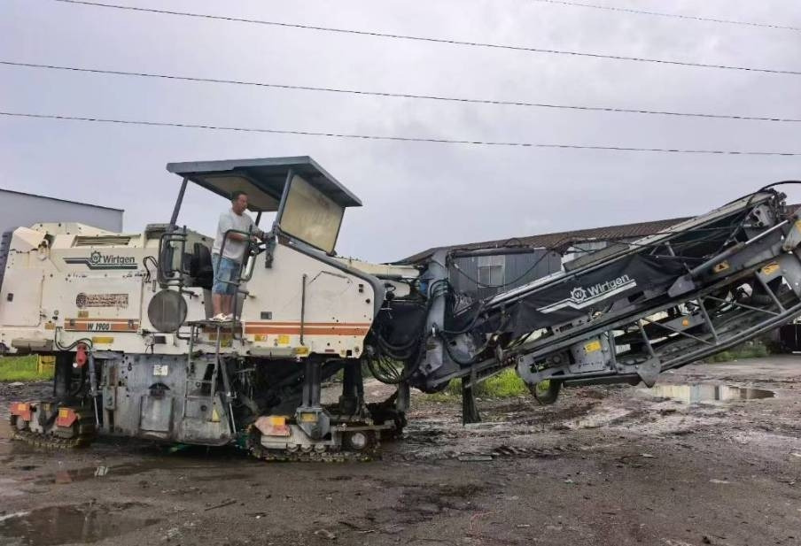 Wirtgen 1900DC - Aszfaltmaró: 1 kép. Wirtgen 1900DC - Aszfaltmaró: 1 kép.