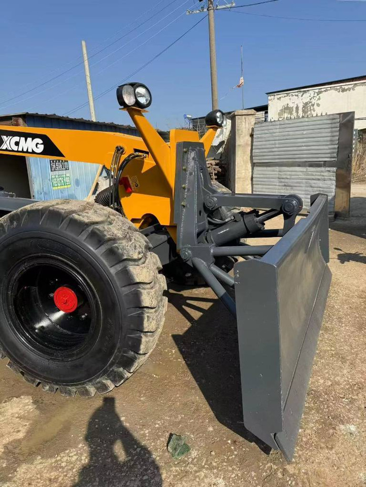 XCMG GR 2153 - Gréder: 2 kép. XCMG GR 2153 - Gréder: 2 kép.