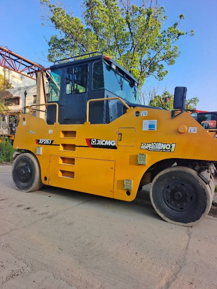 XCMG XP 263 - Pneumatikus henger: 4 kép. XCMG XP 263 - Pneumatikus henger: 4 kép.
