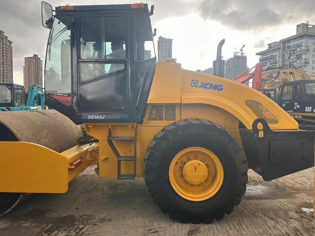 XCMG XS 143 - Lánctalpas kotró: 3 kép. XCMG XS 143 - Lánctalpas kotró: 3 kép.