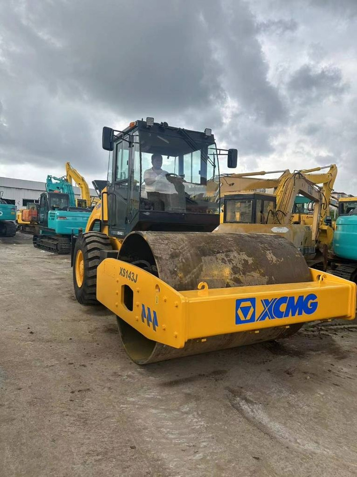 XCMG XS 143 - Lánctalpas kotró: 1 kép. XCMG XS 143 - Lánctalpas kotró: 1 kép.