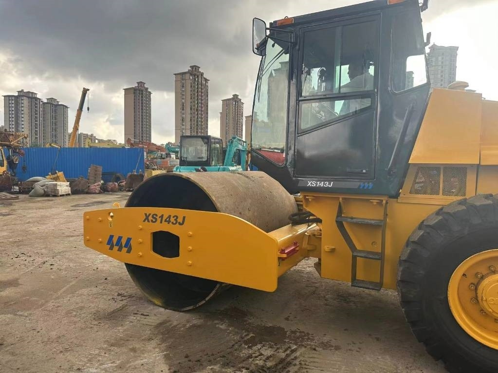 XCMG XS 143 - Lánctalpas kotró: 4 kép. XCMG XS 143 - Lánctalpas kotró: 4 kép.