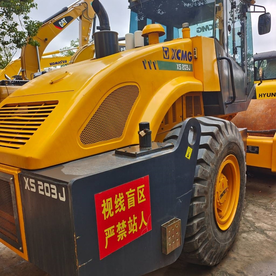 Talajtömörítő XCMG XS 203 J: 19 kép. Talajtömörítő XCMG XS 203 J: 19 kép.