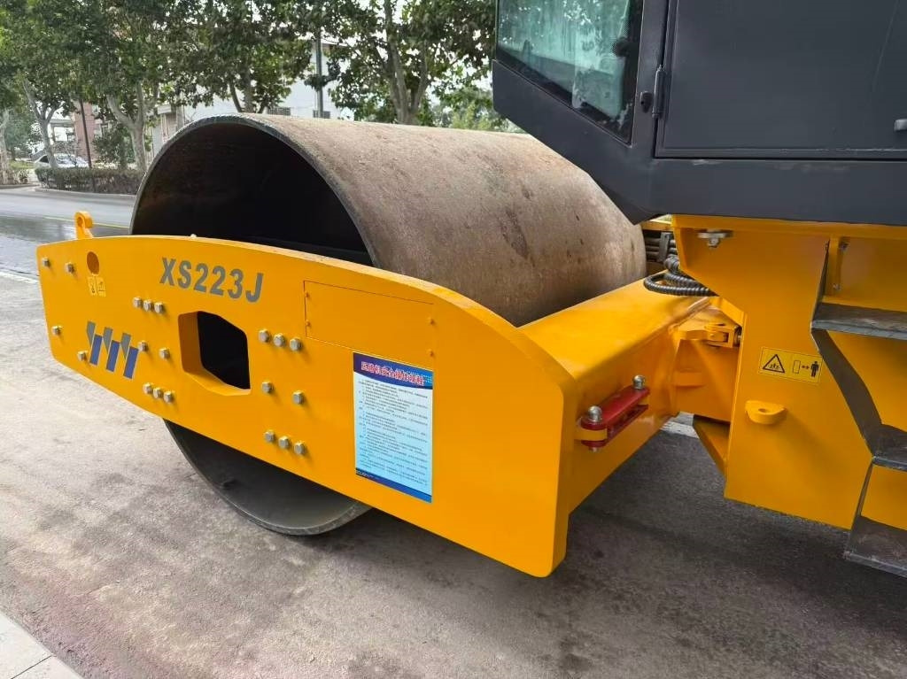XCMG XS 223 J - Talajtömörítő: 3 kép. XCMG XS 223 J - Talajtömörítő: 3 kép.